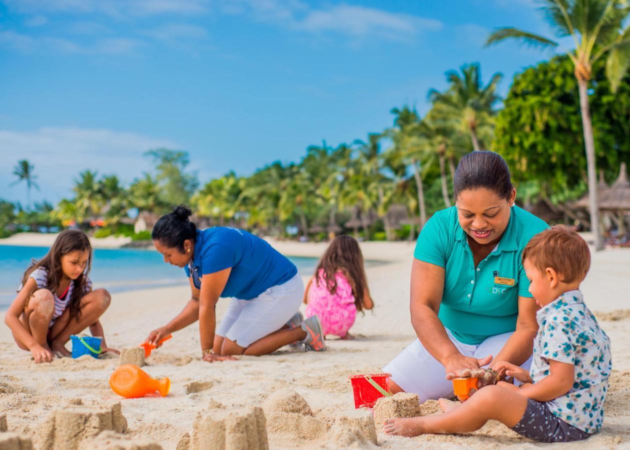 Constance Prince Maurice Poste de Flacq Екстериор снимка Families on the beach at the Sheraton Resort Fiji