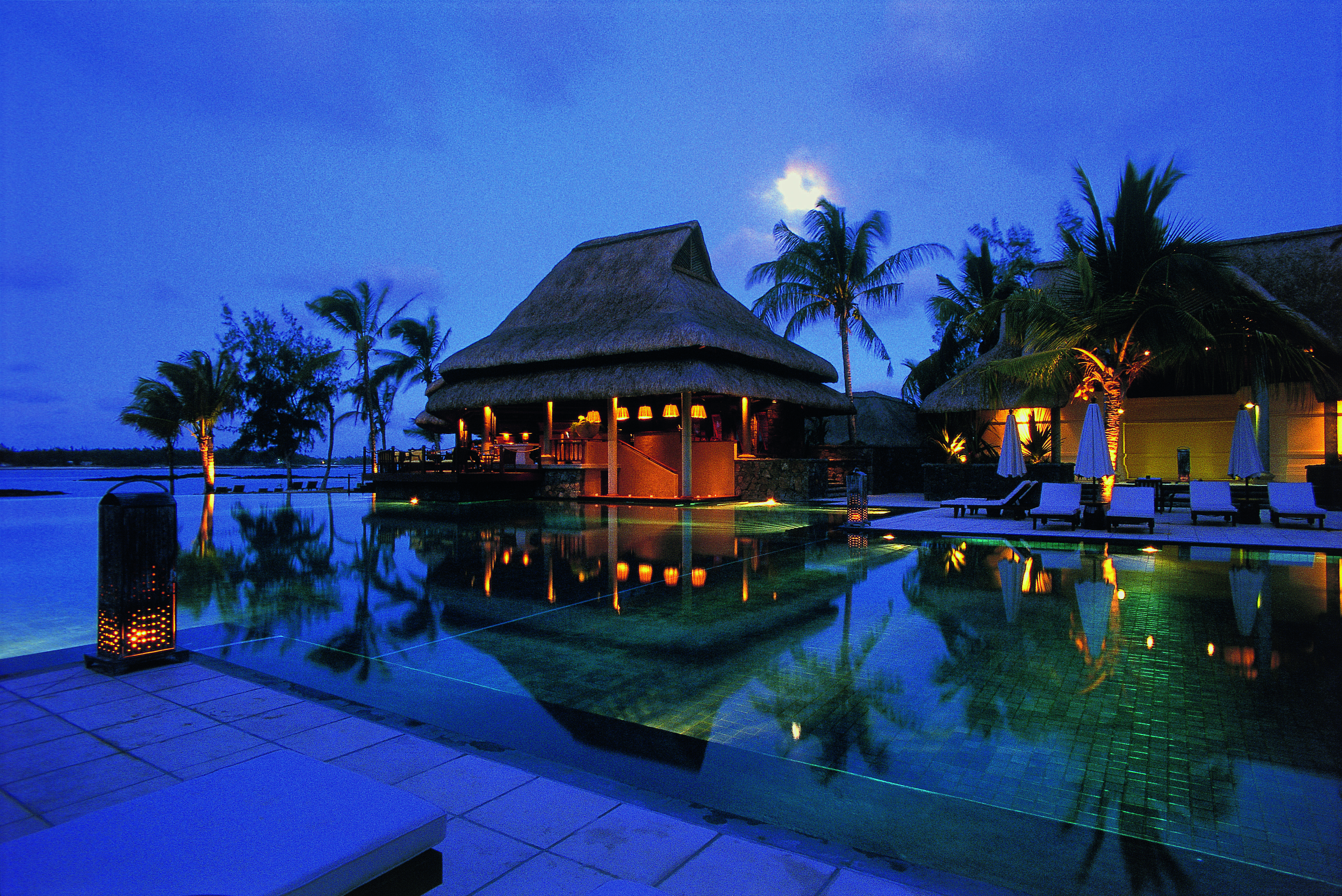 Constance Prince Maurice Poste de Flacq Екстериор снимка The resort at night
