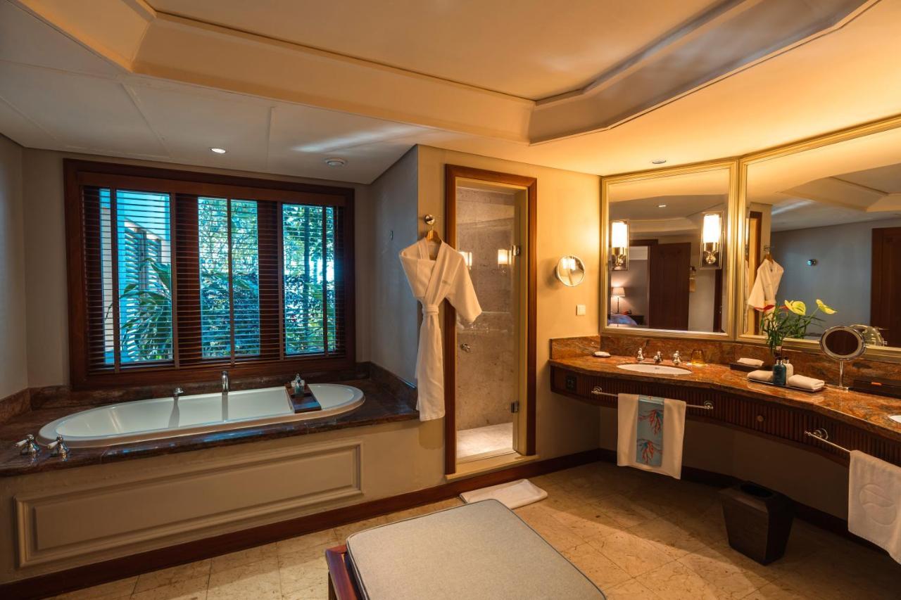 Constance Prince Maurice Poste de Flacq Екстериор снимка A bathroom in a hotel